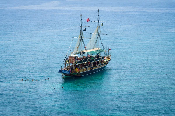 Pirate ship. The Mediterranean Sea. Sailboat travels around the fortress of Alanya. View from the bird's-eye view. — Stock Photo, Image