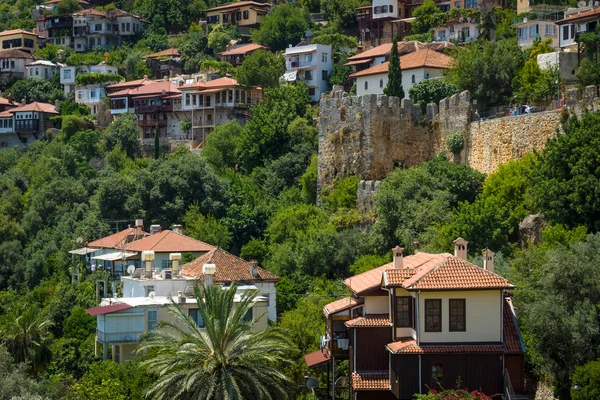 Appartement huizen op de heuvel. Alanya. Turkije. — Stockfoto
