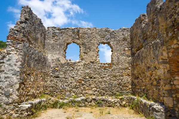 Uma muralha de fortaleza arruinada . — Fotografia de Stock