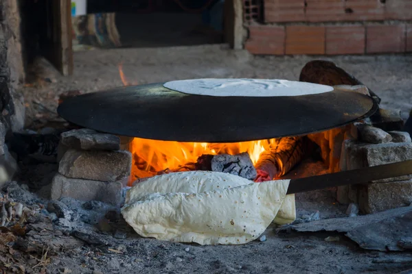 Traditionelles rustikales Fladenbrot, das auf offenem Feuer gekocht wird. Truthahn — Stockfoto