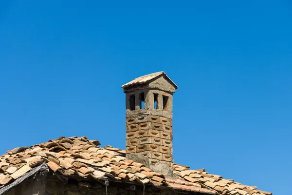 Alter gemauerter Schornstein gegen den blauen Himmel. — Stockfoto