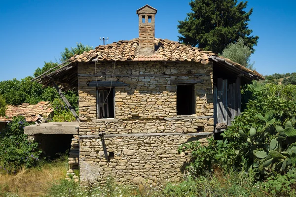 Taurus-gebergte. oude en verlaten huis in het dorp evrenleryavsi. provincie Antalya. Turkije — Stockfoto