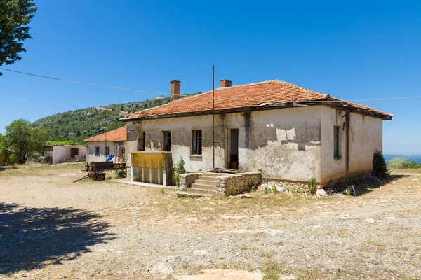 Góry Taurus. stary i opuszczony dom w górskiej miejscowości sirtkoy. prowincji Antalya. Turcja — Zdjęcie stockowe