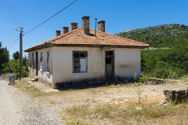 Βουνά του Ταύρου. παλιά και εγκαταλελειμμένο σπίτι σε ορεινό χωριό sirtkoy. επαρχία Αττάλειας. Τουρκία — Φωτογραφία Αρχείου