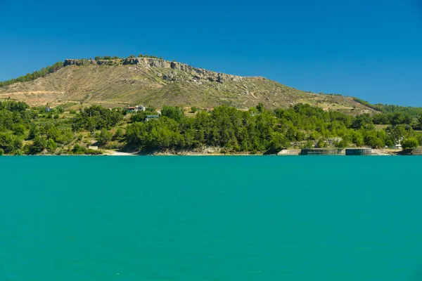 Zielone jezioro w górach taurus. Oymapinar. prowincji Antalya. Turcja. — Zdjęcie stockowe