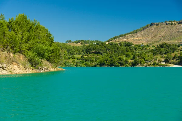 Zielone jezioro w górach taurus. Oymapinar. prowincji Antalya. Turcja. — Zdjęcie stockowe