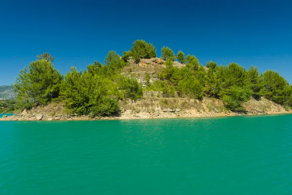 Zielone jezioro w górach taurus. Oymapinar. prowincji Antalya. Turcja. — Zdjęcie stockowe