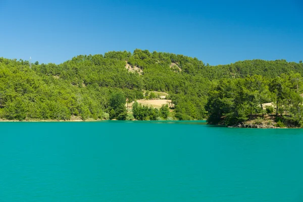 Zielone jezioro w górach taurus. Oymapinar. prowincji Antalya. Turcja. — Zdjęcie stockowe