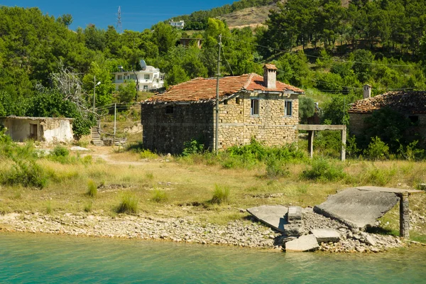 Casa rural abandonada perto do lago. Província de Antália. Turquia — Fotografia de Stock