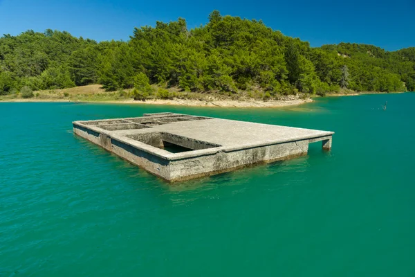 Zielone jezioro w górach taurus. zalany budynek w zbiorniku. Oymapinar. prowincji Antalya. Turcja. — Zdjęcie stockowe