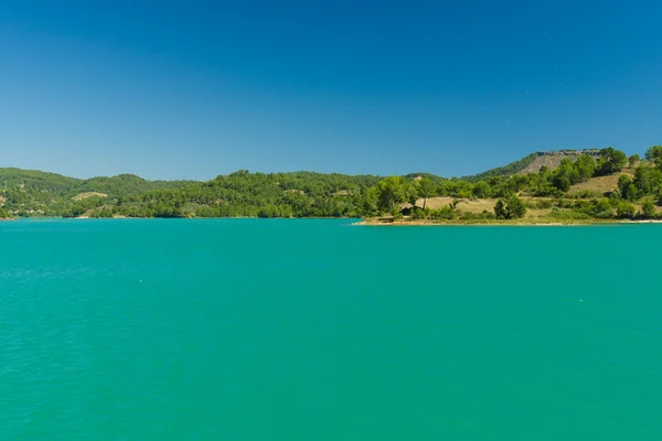 Zielone jezioro w górach taurus. Oymapinar. prowincji Antalya. Turcja. — Zdjęcie stockowe