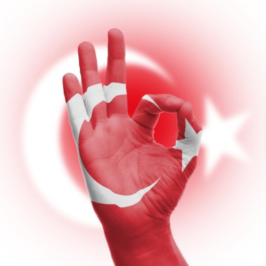 el ok işareti ile Türk bayrağı
