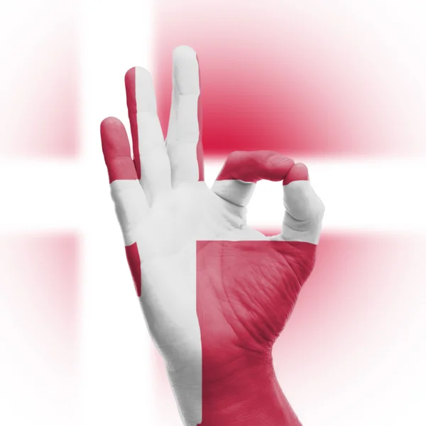 Hand ok Zeichen mit dänischer Flagge — Stockfoto