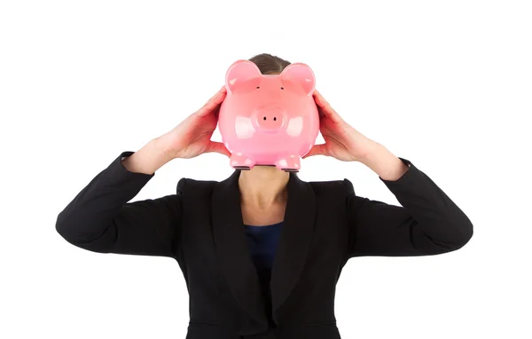 Zakenvrouw houden een piggy bank voor haar gezicht — Stockfoto