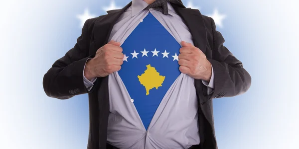 Affärsman med Kosovos flagga t-shirt — Stockfoto