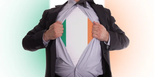 Hombre de negocios con camiseta bandera irlandesa — Foto de Stock