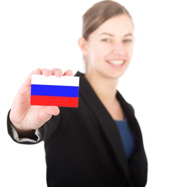 Rus bayrağı ile bir kart tutan bir iş kadını