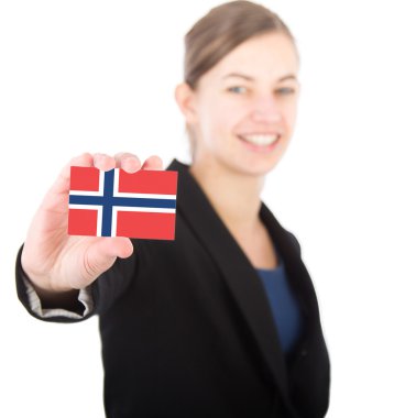 Norveç bayrağı ile bir kart tutan bir iş kadını