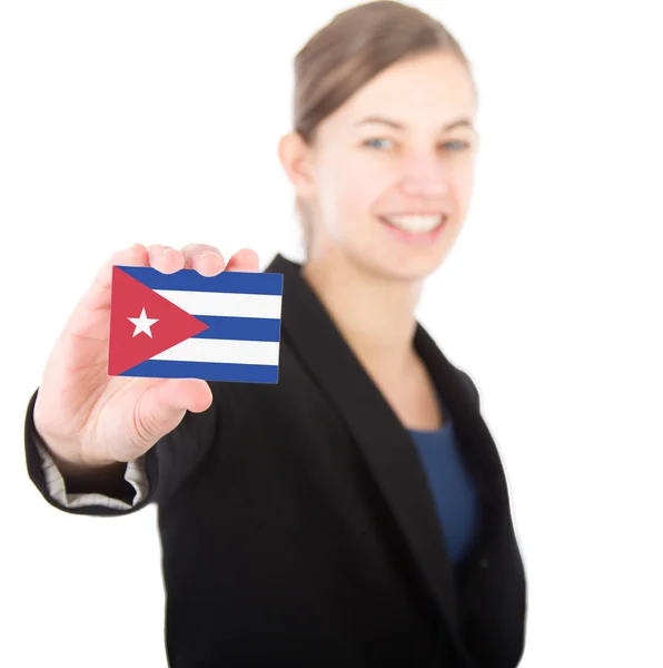 Mujer de negocios sosteniendo una tarjeta con la bandera cubana — Foto de Stock