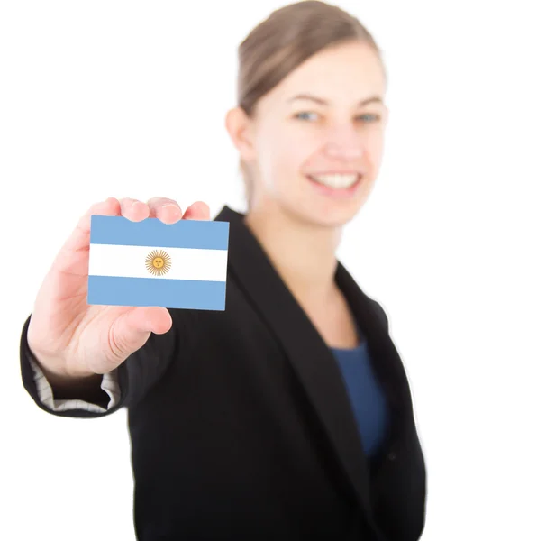 Mujer de negocios sosteniendo una tarjeta con la bandera argentina — Foto de Stock