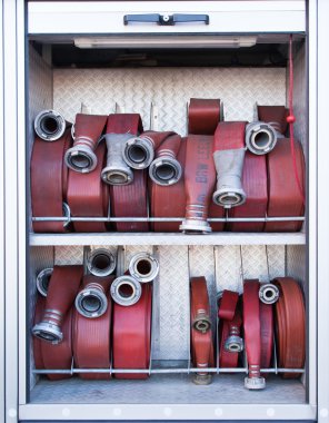 İtfaiyeciler tarafından kullanılmak üzere bir kamyona firehoses