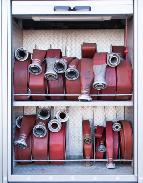 Brandslangar i en lastbil som ska användas av brandmän — Stockfoto