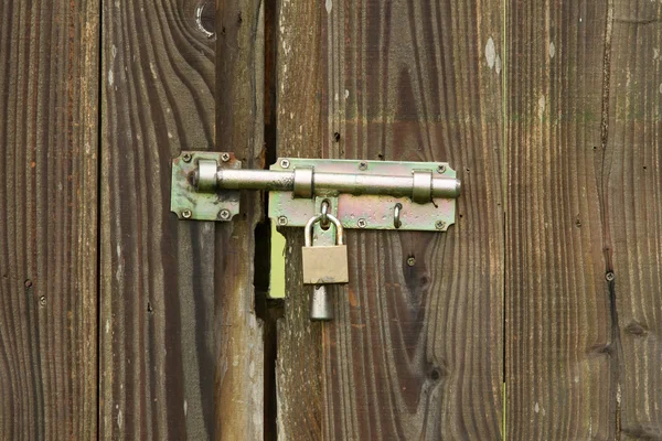 在一个木制的门上挂锁 — 图库照片
