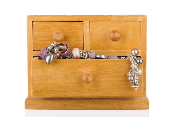 Dřevěná šperkovnice s otevřenou zásuvkou — Stock fotografie