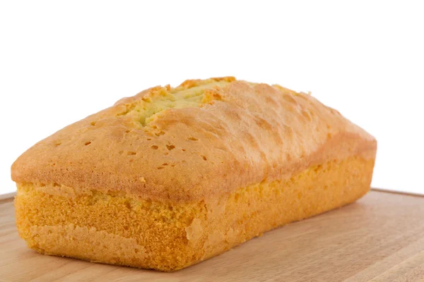 Verse zelfgemaakte boter taart op snijplank — Stockfoto