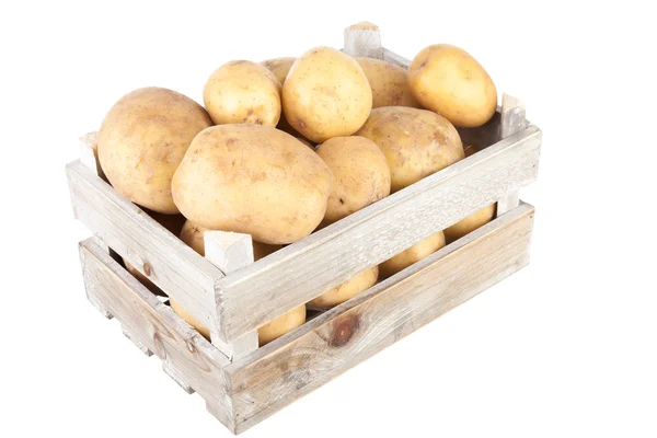 Картошка в деревянном ящике — стоковое фото