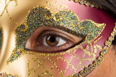 Venedik maske olan kadın