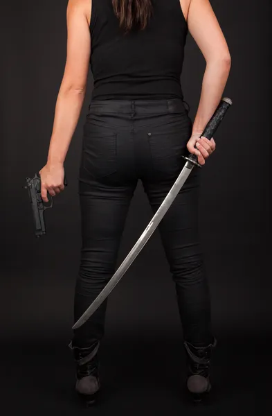 Mulher com arma e espada — Fotografia de Stock