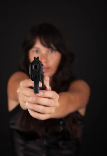 Donna puntando una pistola — Foto Stock