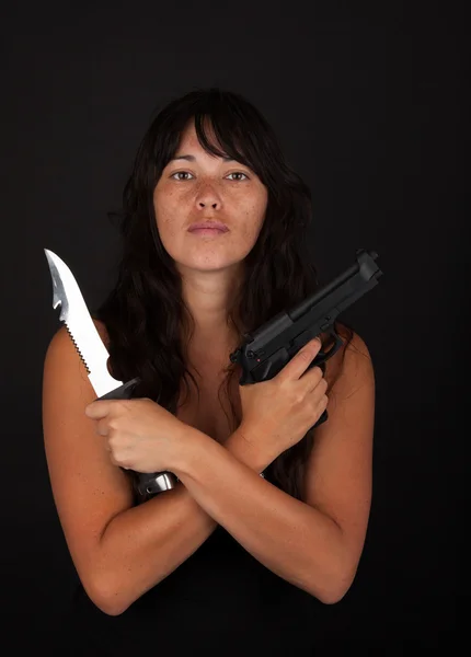 Mulher perigosa segurando faca e arma — Fotografia de Stock