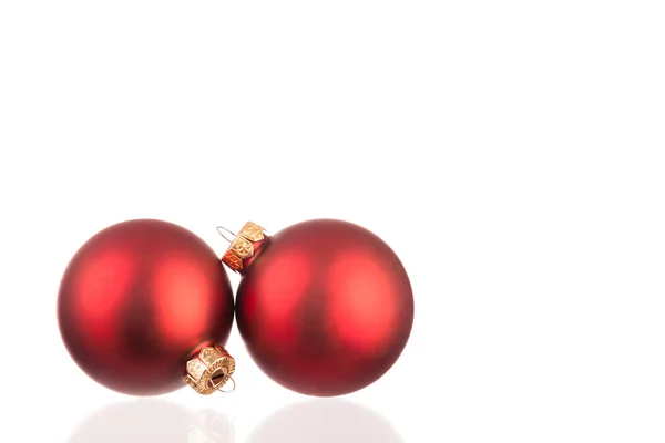Dos bolas rojas de Navidad con reflejos —  Fotos de Stock