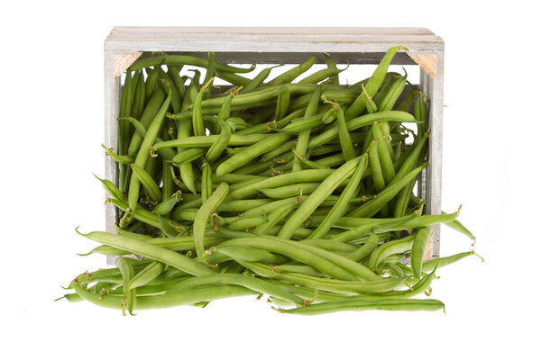 Свежая зеленая фасоль в ящике
