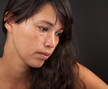 depresif kadın aşağı bakıyor