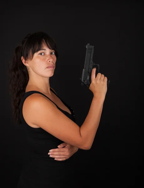 Mulher segurando uma arma — Fotografia de Stock