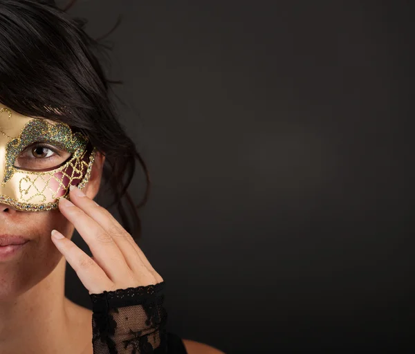 Aantrekkelijke vrouw met Venetiaanse masker — Stockfoto