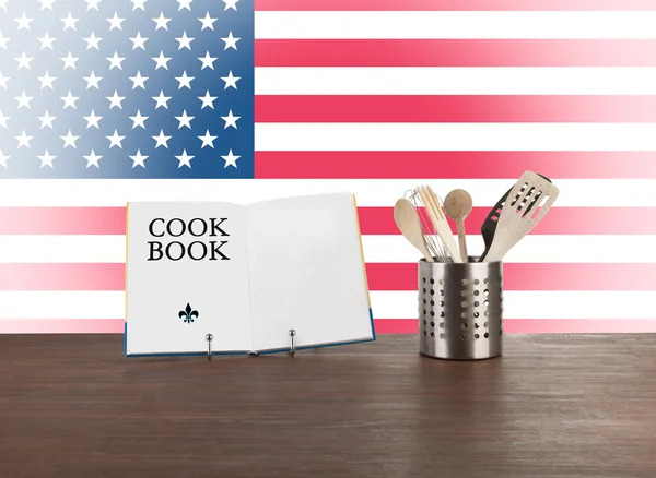 Βιβλίο μαγειρικής και σκεύη κουζίνας με την αμερικανική σημαία — Φωτογραφία Αρχείου