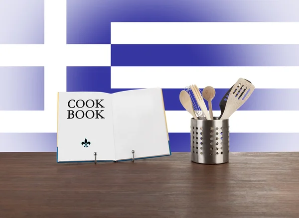 Книги и кухонная утварь с греческим флагом — стоковое фото