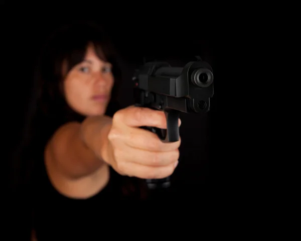 Kvinna syftar en pistol — Stockfoto