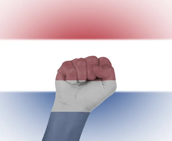 Poing enveloppé dans le drapeau des Pays-Bas — Photo