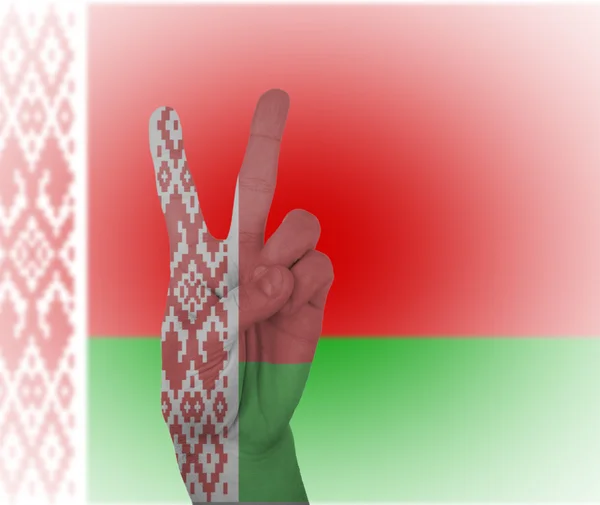 Hand peace sign with flag of Belarus — Stock Photo, Image