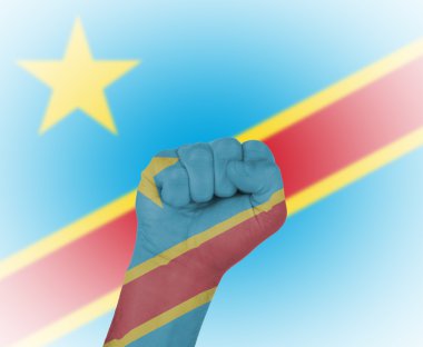 Kongo Demokratik Cumhuriyeti bayrağı sarılı yumruk