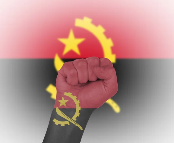 Poing enveloppé dans le drapeau de l'Angola — Photo