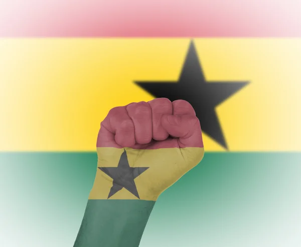Poing enveloppé dans le drapeau du Ghana — Photo