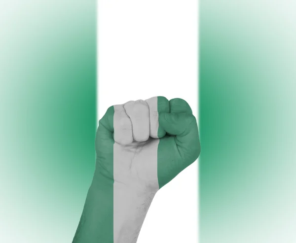 Poing enveloppé dans le drapeau du Nigeria — Photo