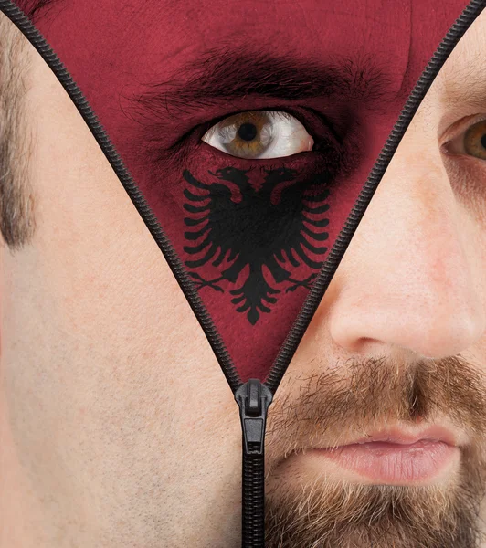 Dézippé face au drapeau de l'Albanie — Photo