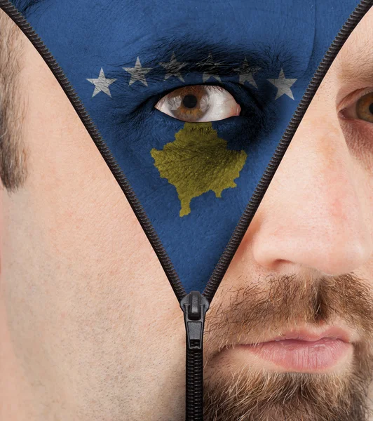 Descerrando o rosto para a bandeira do Kosovo — Fotografia de Stock